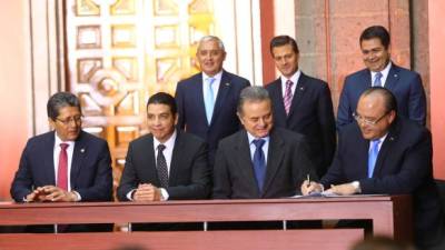 Los presidentes de Guatemala, Otto Pérez, de México, Enrique Peña, y de Honduras, Juan Orlando Hernández, durante la firma del convenio.