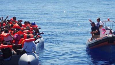 Imagen del rescate de un grupo de inmigrantes facilitada por la guardia costera italiana.