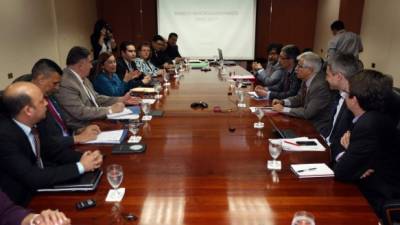 La sostenibilidad de las finanzas públicas es uno de los puntos centrales de las reuniones entre el gobierno hondureño y el FMI, que aparecen reunidos aquí en una imagen de archivo.