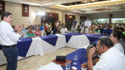 El candidato Juan O. Hernández durante el conversatorio realizado en San Pedro Sula.