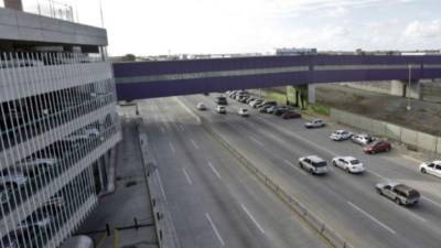 El puente permite cruzar de un país a otro sin tener que utilizar los concurridos puestos de control fronterizo.