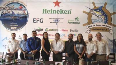 Organizadores. La junta directiva del Club de Pesca del Caribe junto a los patrocinadores.