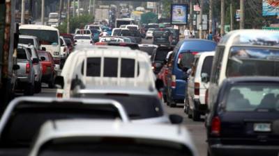 En el bulevar del norte, específicamente en el Palenque, se formaron tres filas de vehículos ayer debido al desorden vial que hubo desde temprano.