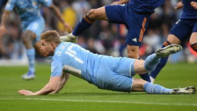 Kevin De Bruyne y el momento que sacó el cabezazo que se fue al fondo de las redes.