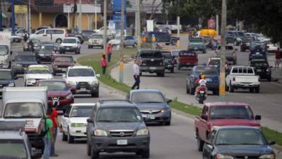Calles transitadas en la capital. Los seguros de vehículos son de los más solicitados por los hondureños.