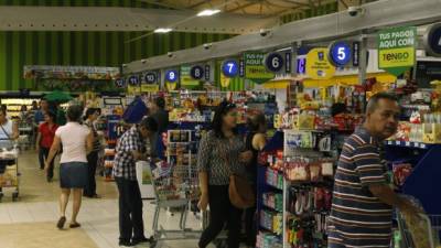 Los supermercados, instituciones bancarias y las diferentes tiendas por departamentos estuvieron abarrotadas ayer. Se proyecta que el flujo masivo continúe hoy.