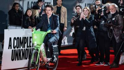 Timothée Chalamet fue al estreno de su película en bicicleta y terminó con un multa que pagar.