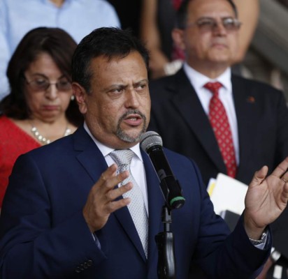 Sustituyen a Marcial Solís del Ministerio de Educación y asume su cargo el director de ICF