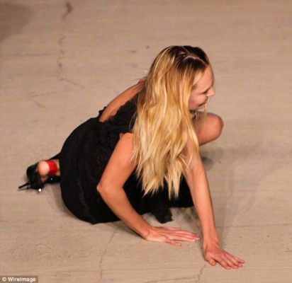 Así fue la caída de Candice Swanepoel