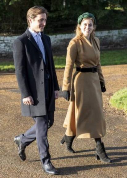 Mientras que el príncipe Andrés mantuvo un bajo perfil debido al escándalo Epstein, sus hijas las princesas de York si caminaron junto a la familia real. La princesa Beatriz llegó acompañada de su futuro esposo Edoardo Mapelli Mozzi.