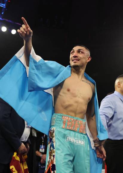 Teófimo López se puso la bandera de Honduras en su espalda para el anuncio del ganador de la pelea.