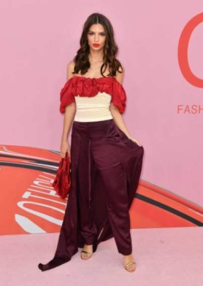 Emily Ratajkowski eligió mal los colores de este conjunto de Hellessy.