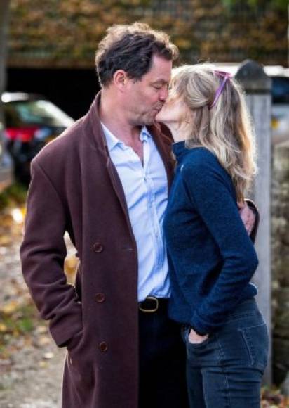 Dominic West besa a su esposa Catherine FitzGerald tras el escándalo por sus fotos románticas con Lily James.