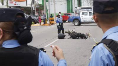 Policías de Tránsito la escena de un accidente | Fotografía de archivo