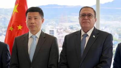 El Embajador de la República Popular China en Honduras, Yu Bo, y el titular de Desarrollo Económico, Fredis Cerrato.