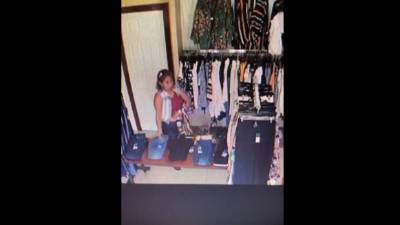 Momento en el que una mujer metía prendas en sus partes íntimas para luego salir del local con lo hurtado.