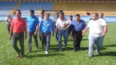 Momento en que el estratega cafetero inspeccionaba el césped del estadio. Foto tomada Juticalpa FC facebook.