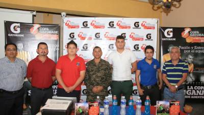 Norman Caballero, director del instituto Álvaro Contreras, Óscar Ortega, representante del Galeno Trejo, Fredy Chávez, estudiante del Minerva School, Camilo Pereira de la 120 Brigada, Denis Mejía y Nelson López, del Instituto Buen Samaritano, y Francisco Melgar, presidente de la Filial de Árbitros de Occidente.