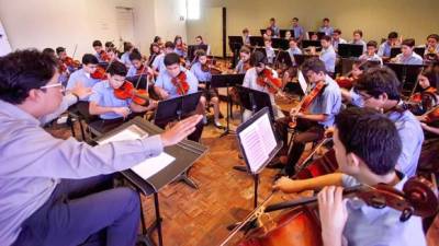 Los estudiantes de la orquesta sinfónica juvenil ensayan para este jueves 9 de julio que se desarrollará el primer concierto “Por amor a la música”.