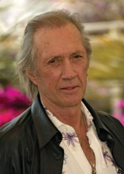 David Carradine- 03 de junio de 2009. El cadáver del actor estadounidense, conocido por su papel como Bill en 'Kill Bill', fue hallado en la habitación de su hotel en Bangkok (donde estaba rodando su última pelicula) con un cordón de nailon alrededor del cuello y los genitales.<br/>