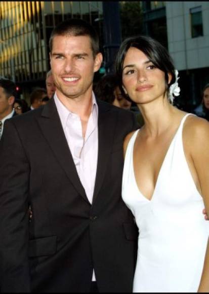 En 2001 se enamora de Penelopé Cruz e inician una relación. Tom ya lucía una dentadura más blanca y alineada.