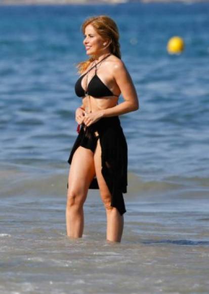La cantante Gloria Trevi impactó este mes durante sus vacaciones en las playas de Ibiza, España.