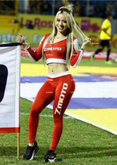 Belleza de chica en la cancha antes de que iniciara el juego.