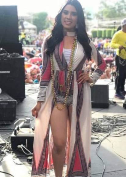 Lucia Zuniga causó furor con su atuendo fiestero en el carnaval de Tegucigalpa.