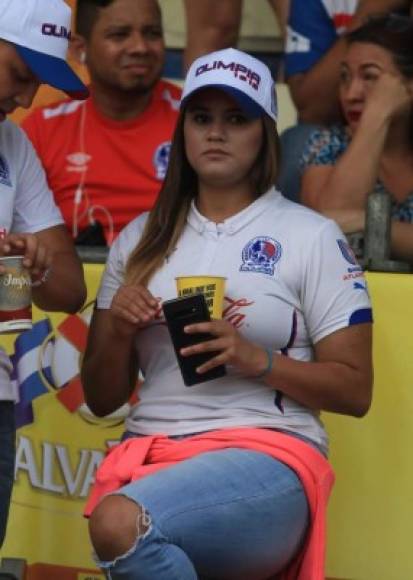 Otra bella aficionada del Olimpia.