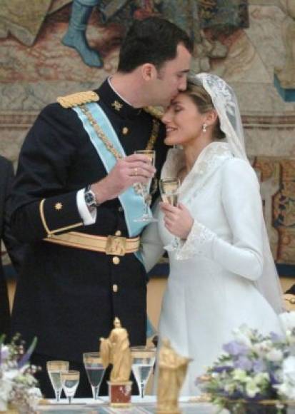 El príncipe Felipe y Letizia Ortiz, vestida de Pertegaz, se casaron en la catedral de La Almudena el 22 de mayo de 2004. <br/><br/>Un enlace que estuvo marcado por la lluvia y también por el recuerdo a las víctimas del atentado del 11 de marzo.<br/>