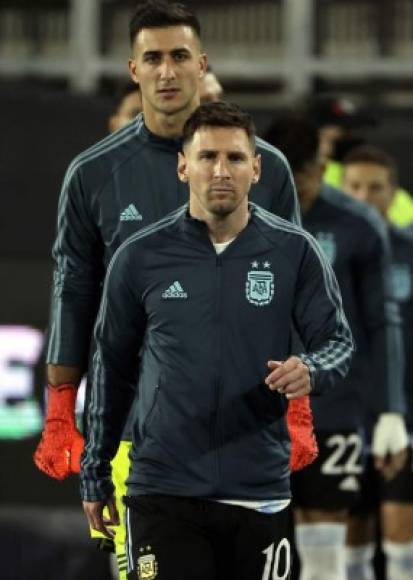 Con semblante serio salió Messi al campo del estadio Monumental para el partido.
