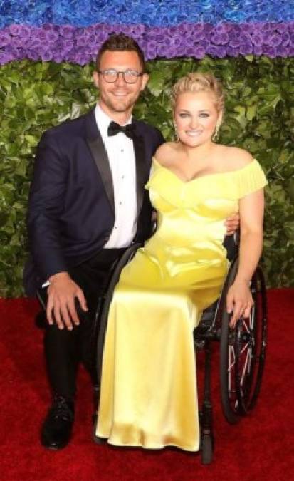 La actriz Ali Stroker iluminó la alfombra roja con su vestido amarillo brillante. Durante la premiación se convirtió en la primera artista en sillas de ruedas en ganar un premio Tony gracias a su actuación en el musical 'Oklahoma'.