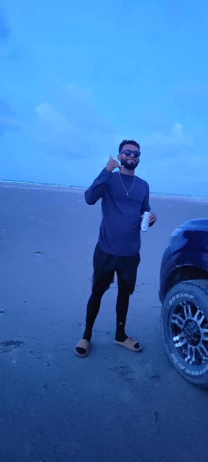 “Los cuatro salimos en la lancha y llevábamos cervezas, pero andábamos tranquilos. En una de esas, dos de ellos se pararon para orinar en el mismo lado y fue ahí cuando nos desbalanceamos y nos dimos vuelta. Yo pude salir, al igual que Óscar, pero Maycol y Fernando no pudieron”, contó Flores, quien era parte del grupo de personas que realizaban la búsqueda.