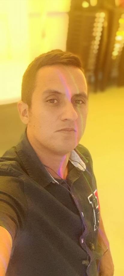 Rony Rodríguez o simplemente Rony, comenzó a ganar popularidad en las redes sociales ya inundaba con mensajes de que buscaba “una mujer seria para hogar”.