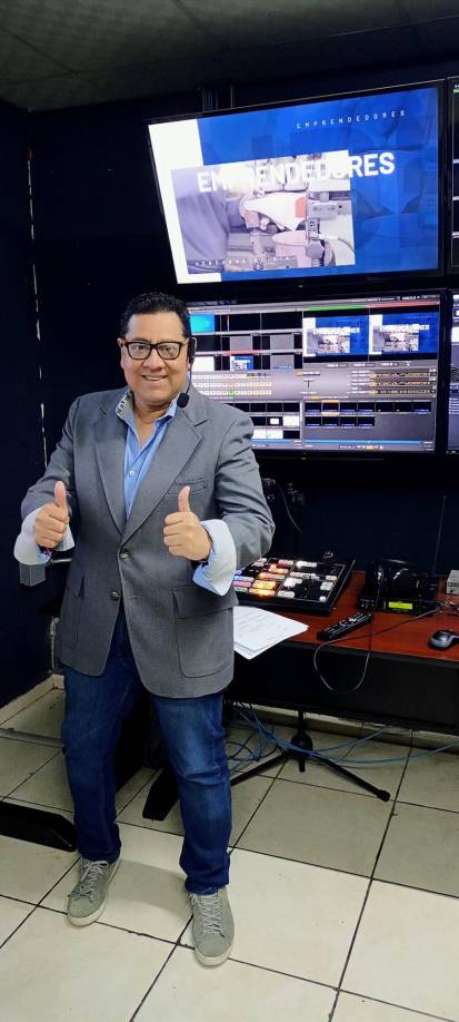 Carlos llegó a suplir a otro locutor y por su experiencia como voz comercial, hacer la voz off del programa, tuvo bastante aceptación.