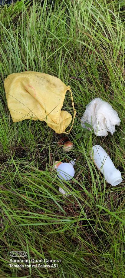 Las pistas clandestinas son iluminadas durante la noche para que las aeronaves puedan aterrizar para descargar los fardos de cocaína. Los narcotraficantes se encargan de enviar las coordenadas a los pilotos de las aeronaves para la ubicación de los lugares. 