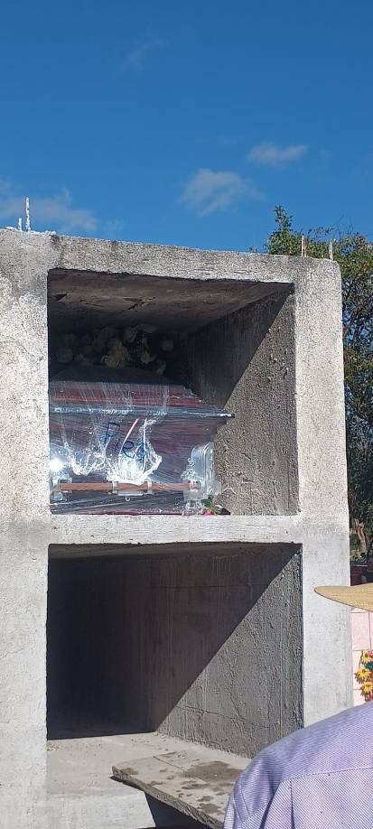 Francis fue sepultado el martes 9 de enero en Lucerna. “Era una persona que no se medía para ayudar a los demás, una persona de buen corazón que se sacaba dinero de sus bolsillos par ayudarle a la gente, por eso la gente lo quería, era una gran persona”, contó una personas cercana a Francis.