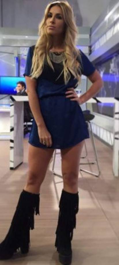 Ella es licenciada en Comunicación Social .