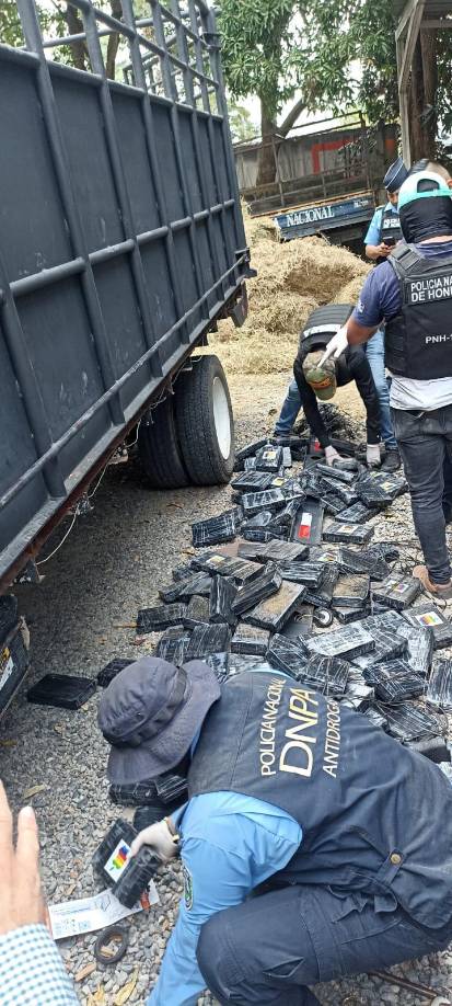 El <b>camión </b>blanco con placas HAE6170 era conducido por Olvin Gustavo Ferrera Gómez (44) y lo acompañaba Hever Ossiel Alvarado Benítez. 