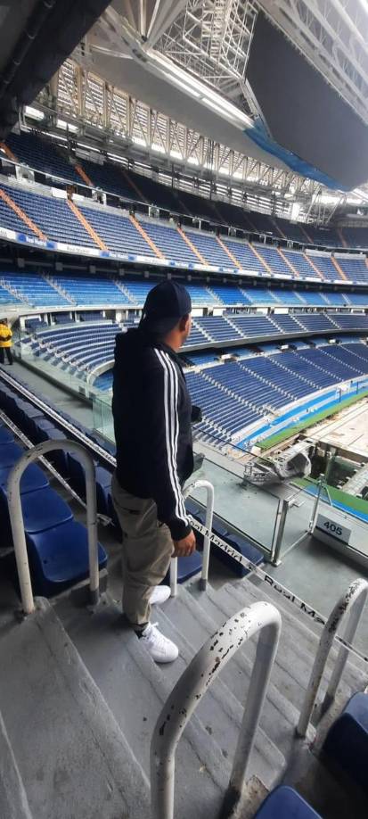 También, publicó una fotografía desde el interior del estadio Santiago Bernabéu, en Madrid, España. 