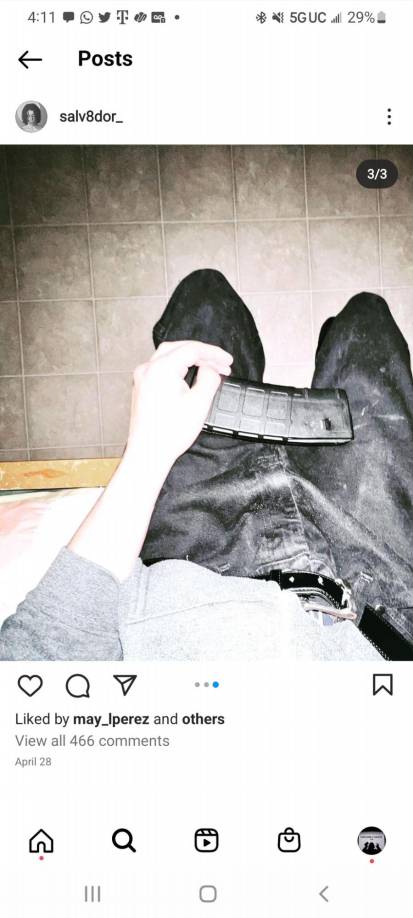 El joven huyó de su casa en un automóvil que abandonó cerca de la escuela primaria Robb luego de sufrir un “espectacular accidente”. Alrededor de las 11H30 locales (16H00 GMT), tras ser encontrado por la policía, el agresor entró corriendo a la escuela y abrió fuego en varias aulas, dijo a CNN el sargento Erick Estrada. 