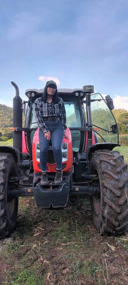 ”En mi primer año fui cosechadora, en los otros dos trabajé operando un tractor”, contó.