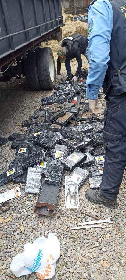 Por más de dos horas los agentes estuvieron inpeccionando el pesado camión.