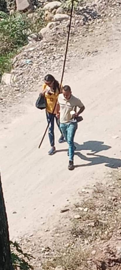 “La espera ha terminado”, “Rony lo logró”, “Héroe”, son algunos de los titulares en las fotografías de Rony con la misteriosa dama.