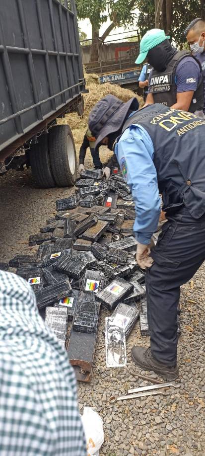  La <b>camioneta</b> requerida, 4Runner gris con placa HCY4232, era conducida por Cristian Maudiel Martínez Pérez. En este mismo vehículo iba Marvin Edgardo Ramírez.