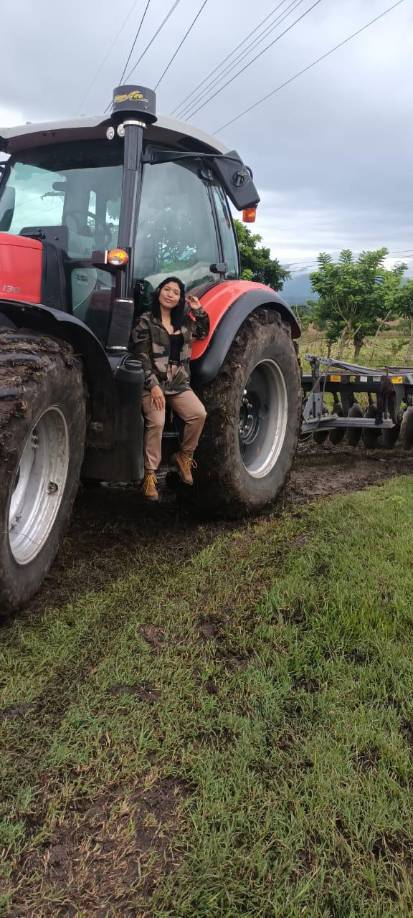 ”En mis primer técnico en el Centro Nacional de Formación Agrícola, (CENFA)vi la maquinaria, ahí me gustó la maquinaria agrícola y regresé por un técnico en manejo de esta maquinaria”.