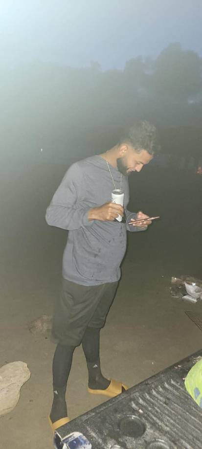 “Los cuatro salimos en la lancha y llevábamos cervezas, pero andábamos tranquilos. En una de esas, dos de ellos se pararon para orinar en el mismo lado y fue ahí cuando nos desbalanceamos y nos dimos vuelta. Yo pude salir, al igual que Óscar, pero Maycol y Fernando no pudieron”, contó Flores, quien formó parte del grupo de personas que realizaban la búsqueda.