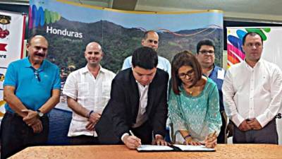 Kamal Dieck e Hilda Hernández durante la firma.