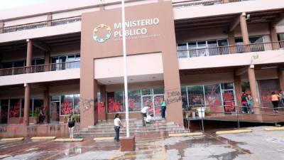 Así quedó el Ministerio Público después que los manifestantes finalizaron su protesta.