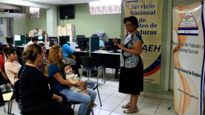 María de Los Ángeles Pozo, gestora de empleo del Ministerio regional del Trabajo, explica a cuatro mujeres el proceso que deben seguir para aplicar a una plaza.